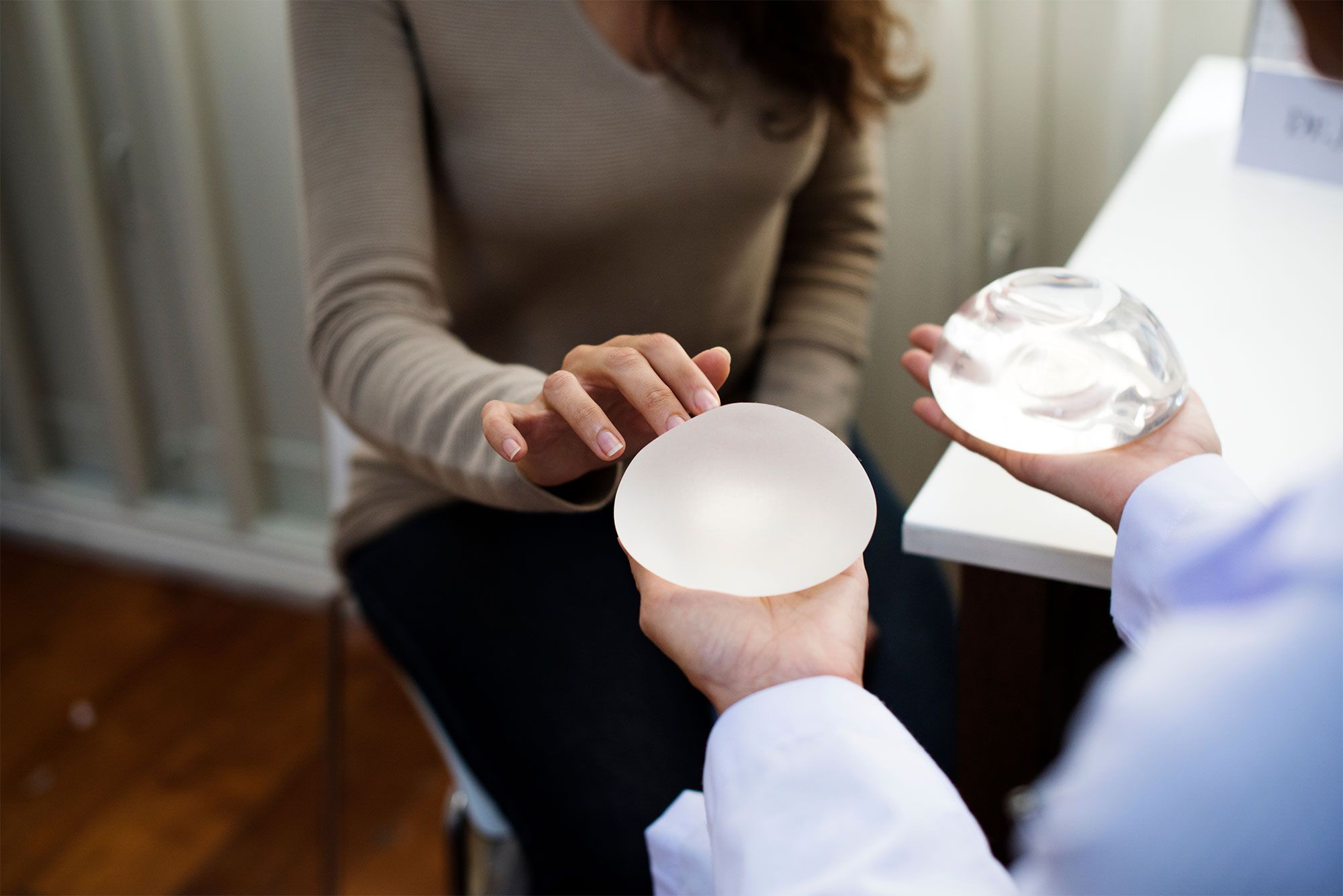 Comment choisir ses prothèses mammaire ? conseil du Dr Saboye, chirurgien esthétique Toulouse